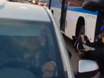 La policía retuvo al hombre, pero lo dejaron marcharse, según denuncian los manifestantes.