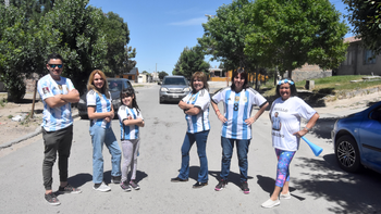 Walter, Jessica, Brisa, Sara, Fabiana y Edy. Los hermanos, la sobrina, la mamá y la vecina del Huevo en la tarde zapalina. Walter, Jessica, Brisa, Sara, Fabiana y Edy. Los hermanos, la sobrina, la mamá y la vecina del Huevo en la tarde zapalina.