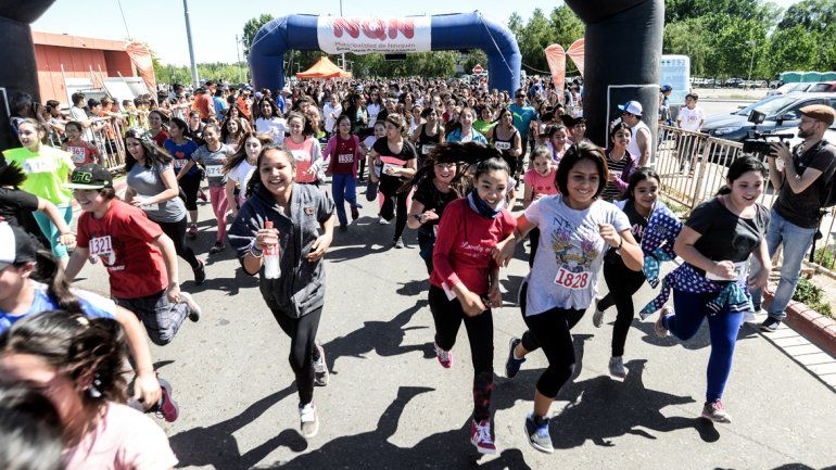 Más de 1000 mil chicos corrieron la Zapatillada en la costa del Limay