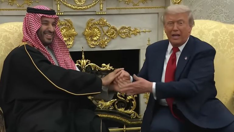 Donald Trump dejó de lado por un momento el protocolo en el Salón Oval de la Casa Blanca en la reunión con el príncipe heredero saudita.