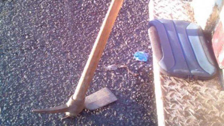 Lo golpeó en el pecho con un pico y lo asesinó