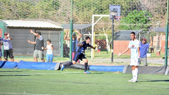 El Guante fue clave en la serie ante Ferro. Arriba, el festejo de gol en la ida. Abajo, junto a su hijo recién nacido, Tiziano León.&nbsp;