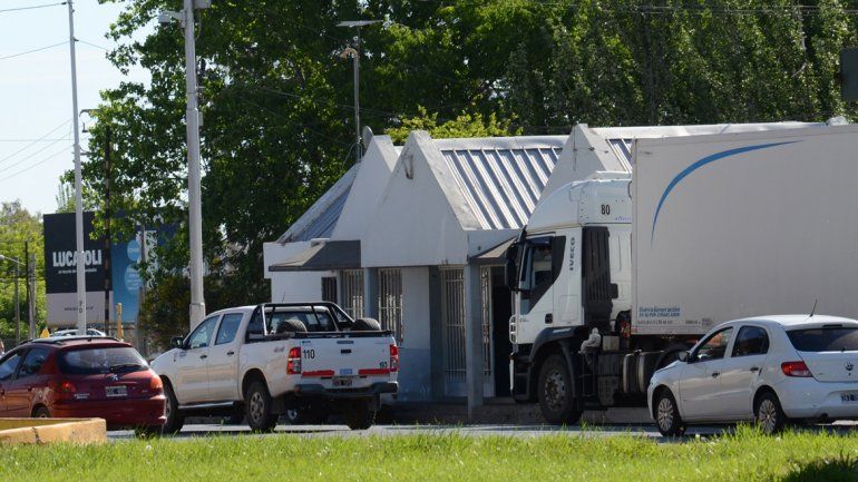 El puesto de control está en el puente carretero.