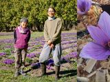Amelia y Toshifumi, el alma de la chacra de flores Rhody Garden.