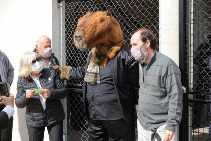 Las personas se tomaban fotos con el hombre carpincho.&nbsp;