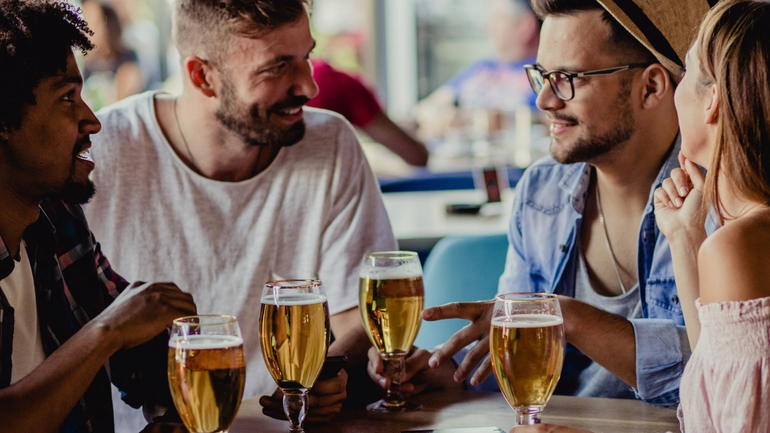 El truco para dejar propinas del 15% en bares y restaurantes y luego recuperarlas