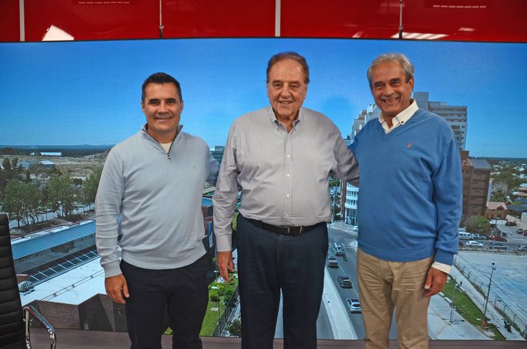 Carlos Heller con los candidatos del Frente de Todos Darío Martínez y Daniel Figueroa.