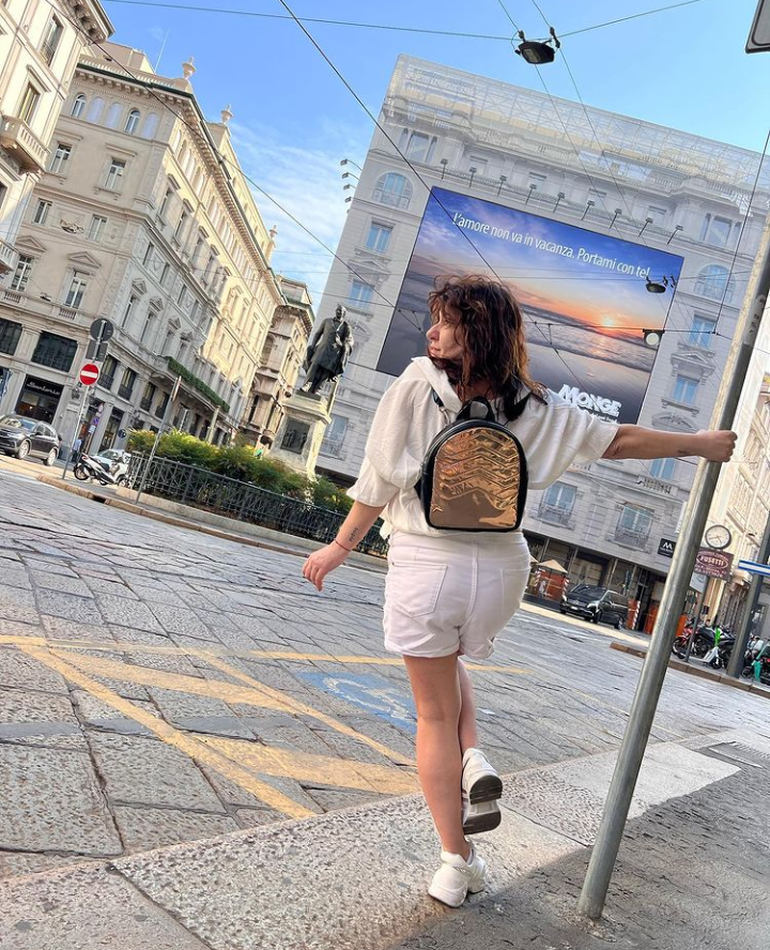 Andrea Taboada recorrió las calles de Milán con el conductor de LAM.