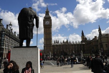 Imagen de archivo de peatones caminando frente al Parlamento en el centro de Londres, Reino Unido. 18 de abril, 2017. REUTERS/Stefan Wermuth/Archivo Imagen de archivo de peatones caminando frente al Parlamento en el centro de Londres, Reino Unido. 18 de abril, 2017. REUTERS/Stefan Wermuth/Archivo