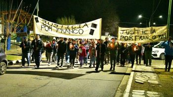 a la luz de las velas, todo loncopue exigio justicia por franco, asesinado de una estocada en el pecho a la luz de las velas, todo loncopue exigio justicia por franco, asesinado de una estocada en el pecho