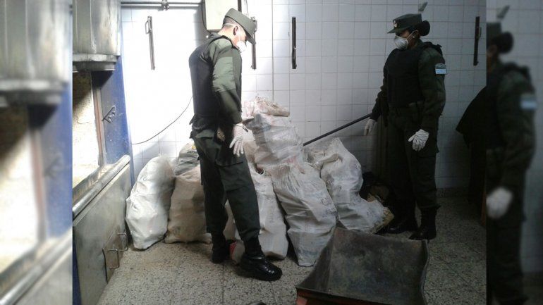 Gendarmería quemó 600 kilos de droga que habían sido encontrados en un tanque cisterna