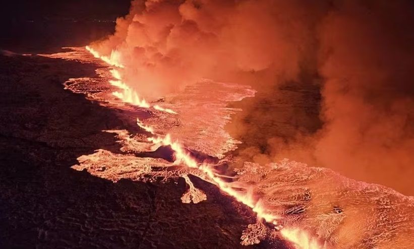 La erupción del volcán de Grindavik, en Islandia, provocó una fisura de casi 4 km.