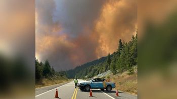 El avance del fuego obligó el corte total de la Ruta Nacional 40. El avance del fuego obligó el corte total de la Ruta Nacional 40.