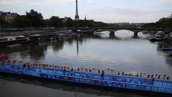 La largada de la prueba de natación en el polémico triatlón femenino de los Juegos Olímpicos de París. La largada de la prueba de natación en el polémico triatlón femenino de los Juegos Olímpicos de París.