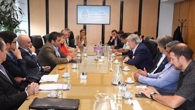 Llegó el acuerdo después de las últimas trabas: vuelve el fútbol