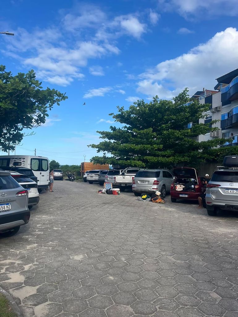 El estacionamiento público frente a Praia Brava en donde fue sustraída la camioneta. El estacionamiento público frente a Praia Brava en donde fue sustraída la camioneta.