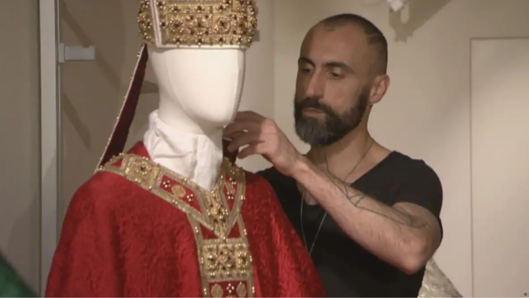 Filippo Sorcinelli es un diseñador italiano que vistió al papa Francisco y al papa Benedicto XVI.