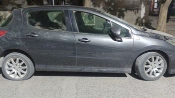 taparon un auto robado con una lona, pero la policia lo encontro taparon un auto robado con una lona, pero la policia lo encontro