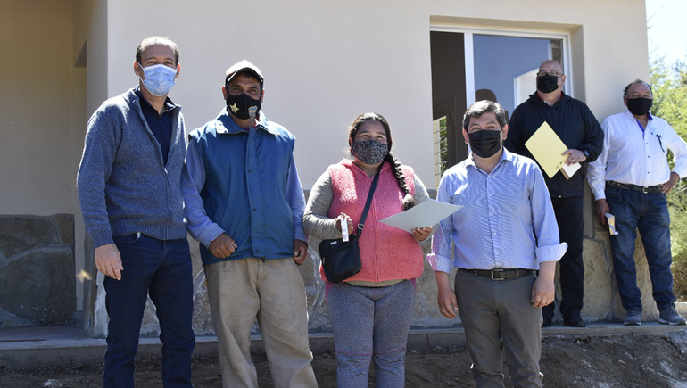 Gutiérrez entregó tres casas nuevas en Villa Pehuenia