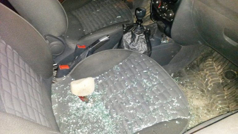 Vidrios de la ventanilla rota en el auto robado sobre Santiago del Estero.&nbsp;