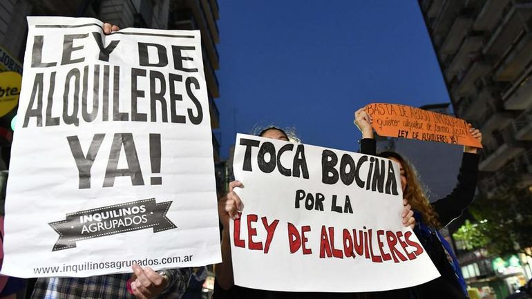 Miembros de Inquilinos Agrupados convocaron a una manifestación frente al Congreso desde las 17:00 en contra de las modificaciones de la Ley de Alquileres. Miembros de Inquilinos Agrupados convocaron a una manifestación frente al Congreso desde las 17:00 en contra de las modificaciones de la Ley de Alquileres.