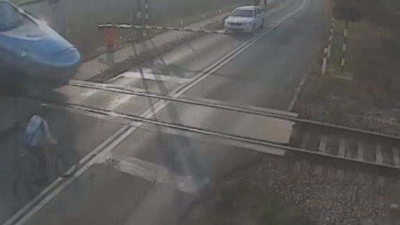 Un ciclista fue arrollado por un tren pero se salvó