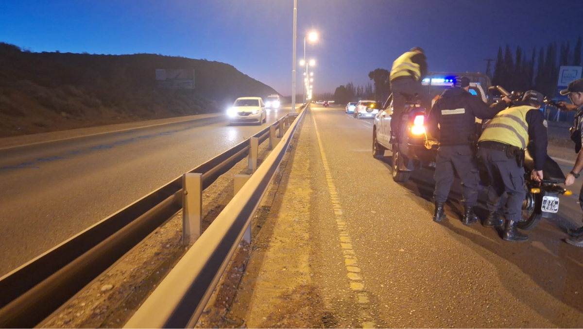 Un conductor chocó una moto en Ruta 7 y una chica quedó tirada