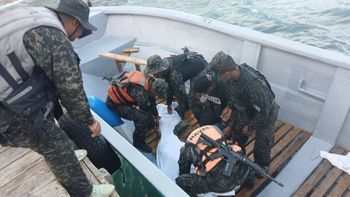 Una mujer y una niña de cinco años murieron tras el hundimiento de una lancha Una mujer y una niña de cinco años murieron tras el hundimiento de una lancha