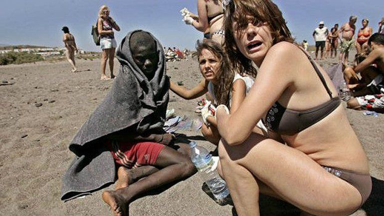 Los botes con refugiados de África llegaron a la costa española de Cádiz.