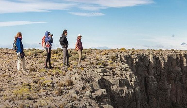Las caminatas por los cañadones, como las visitas a la famosa Cueva de las Manos, son un clásico del Parque Patagonia que se puede disfrutar de un modo único en carpa. Las caminatas por los cañadones, como las visitas a la famosa Cueva de las Manos, son un clásico del Parque Patagonia que se puede disfrutar de un modo único en carpa. 