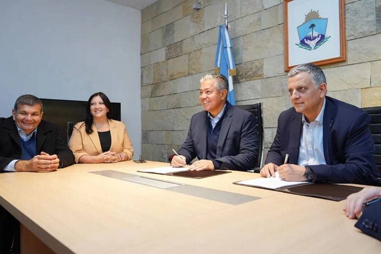 El gobernador Rolando Figueroa firmó convenio por más becas Gregorio Álvarez