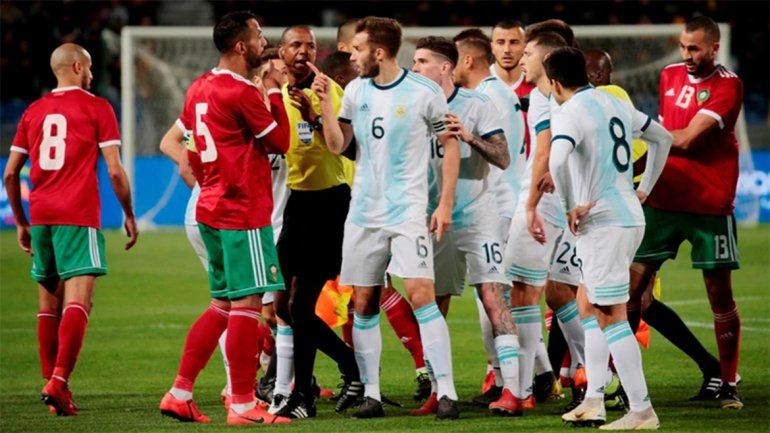 Argentina le ganó a Marruecos, en un partido en el que reinaron las patadas
