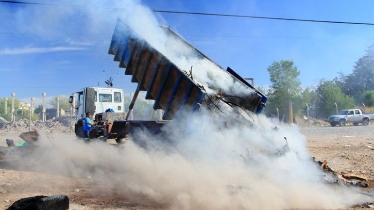 Otra vez prendieron fuego contenedores de basura
