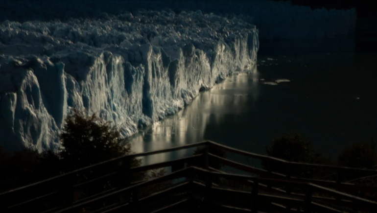 Las excursiones y recorridas nocturnas por las pasarelas del Glaciar Perito Moreno fueron suspendidas en los 2000 por problemas de seguridad. | LM Neuquen Las excursiones y recorridas nocturnas por las pasarelas del Glaciar Perito Moreno fueron suspendidas en los 2000 por problemas de seguridad.
