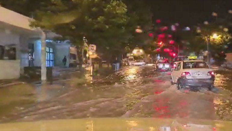 Fuerte tormenta eléctrica inundó a los vecinos de Zapala