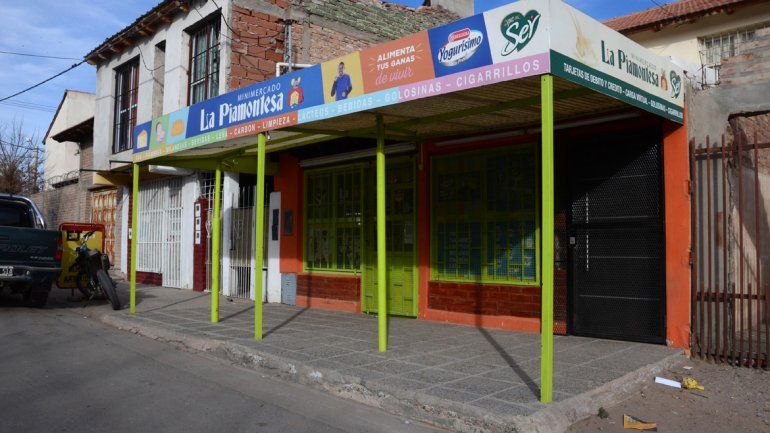 El minimercado La Piamontesa fue asaltado por los delincuentes. El botín fue recuperado por la Policía.