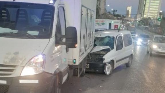 Los protagonistas del accidente fueron el conductor de una furgoneta Peugeot Partner y un camión Iveco Daily.