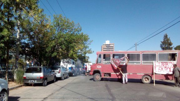 Piedrazos e insultos en la audiencia contra el ex policía que mató a un motochorro en Almafuerte