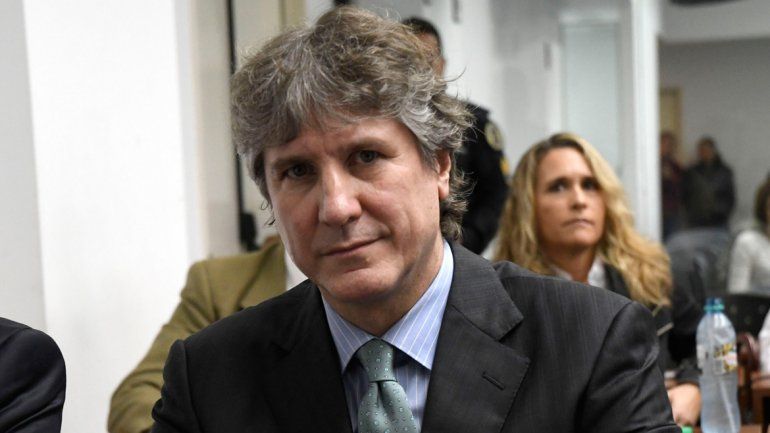 El juicio oral es por irregularidades en la compra de un auto.