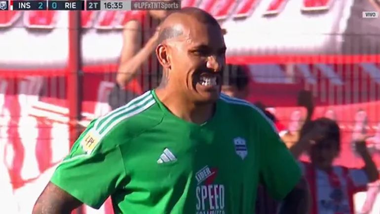 Insólito blooper: salió jugando hasta mitad de cancha, la perdió y le hicieron un golazo