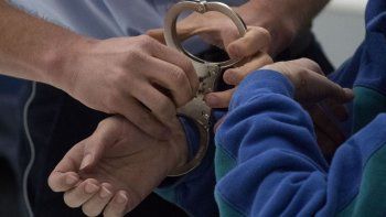 detenidas por atentar contra la policia en una fiesta clandestina detenidas por atentar contra la policia en una fiesta clandestina