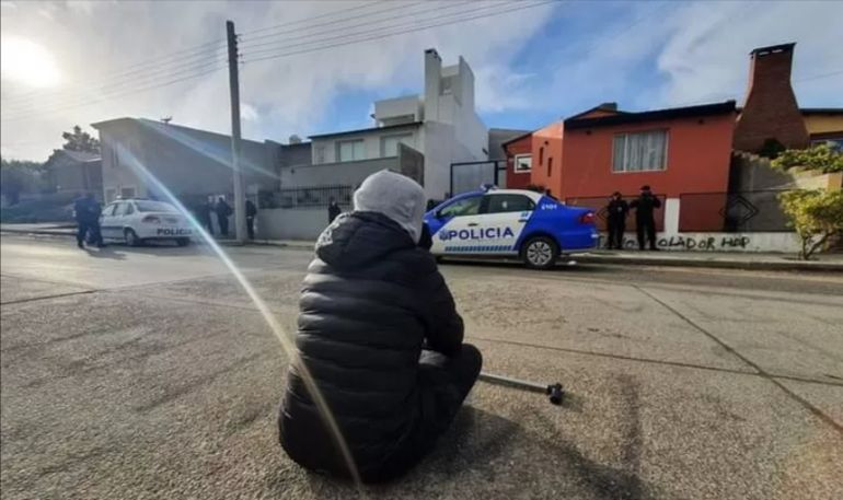 Santa Cruz: La mamá de Millaray frente a la casa del acusado en Puerto Deseado, donde montó una vigilia para pedir justicia. Santa Cruz: La mamá de Millaray frente a la casa del acusado en Puerto Deseado, donde montó una vigilia para pedir justicia.