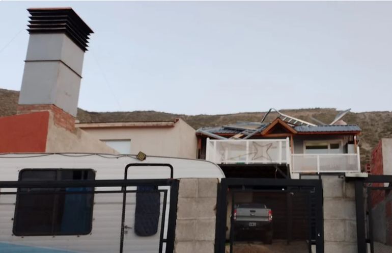 Desde Defensa Civil informaron que detectaron numerosas chapas desprendidas y daños en techos de viviendas. Desde Defensa Civil informaron que detectaron numerosas chapas desprendidas y daños en techos de viviendas.