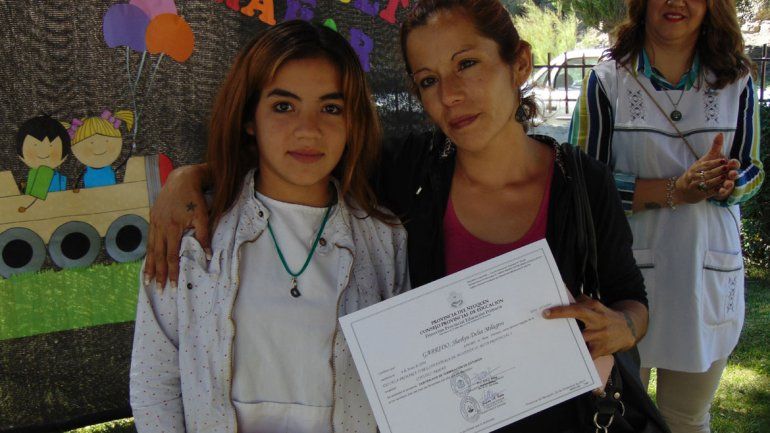 Milagros Garrido junto a su madre en el acto que se realizó en la escuela.&nbsp;