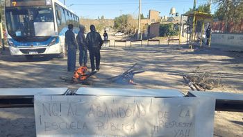 Las familias tomaron un colectivo para visibilizar la falta de gas. Las familias tomaron un colectivo para visibilizar la falta de gas.