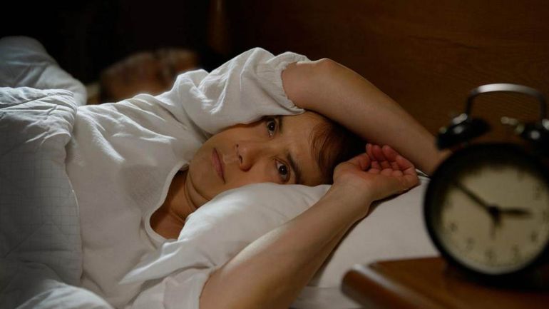 ¿Qué significa despertarse varias veces en la madrugada? La explicación de la psicología