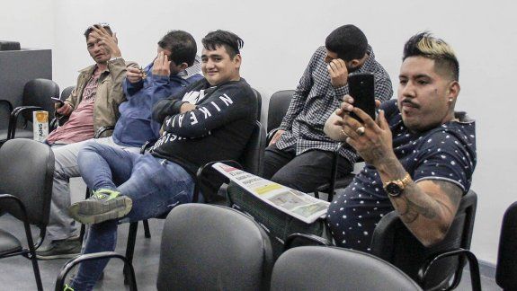 Pablo Montecino, quien en la imagen aparece con el teléfono, está a punto de salir en libertad asistida.&nbsp;