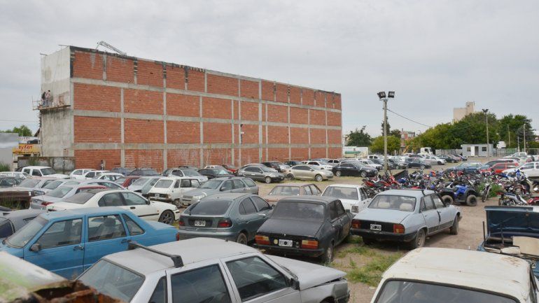 El proyecto consta de dos tiras de departamentos -algunos tipo dúplex- de dos pisos con estacionamiento en la planta baja. Detrás de los edificios