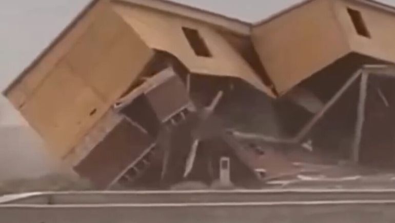 El viento derribó una casa en obra en Santa Cruz. (Captura).