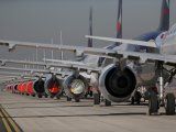 Foto de archivo. Aviones de pasajeros detenidos en el aeropuerto internacional de Santiago durante los confinamientos por la pandemia del coronavirus. Santiago, Chile,  Mayo 26, 2020. REUTERS/Ivan